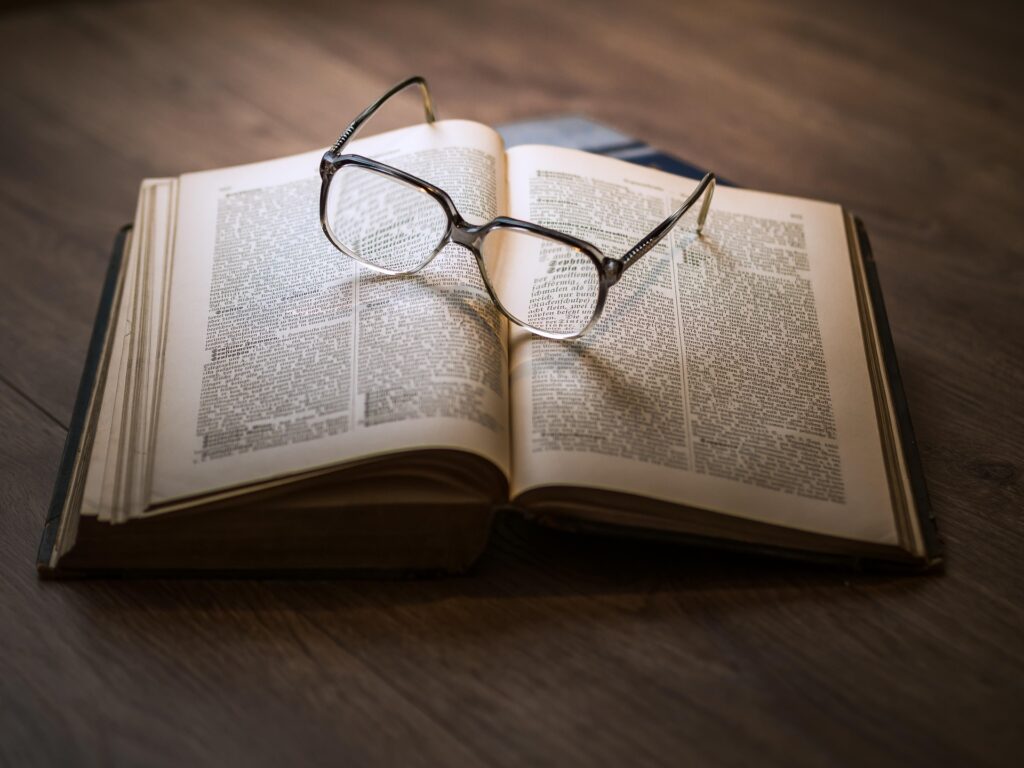 glasses-1052010_1920-1024x768 من طالب عادي إلى متفوق جامعي: طريقك نحو درجة A+