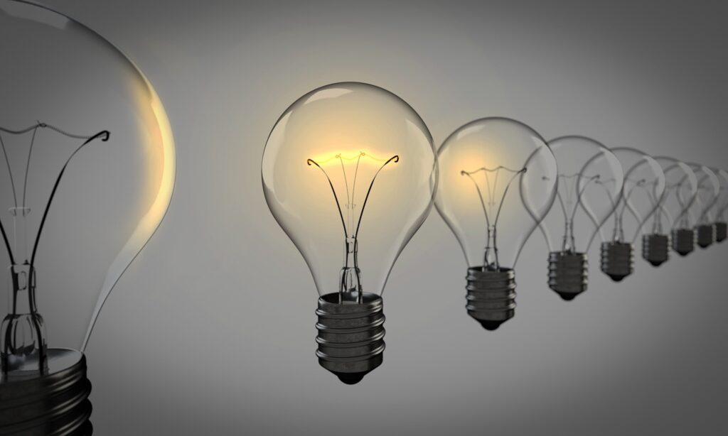 light-bulbs-1875384-1024x614 معنى الطموح في الحياة